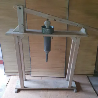 Embutidora de madera y metal