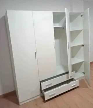 Armario blanco de madera