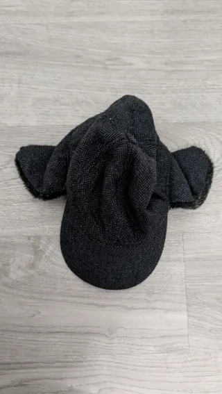 Gorro estilo visera con orejeras