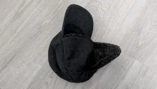 Gorro estilo visera con orejeras