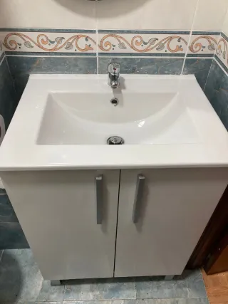 Lavabo con armario blanco