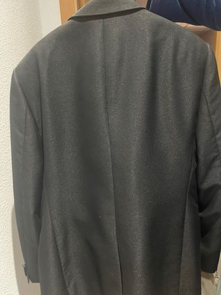 Incluye Chaqueta, Chaleco, Corbata y Pantalón