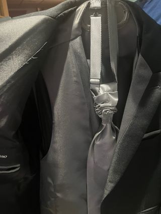 Incluye Chaqueta, Chaleco, Corbata y Pantalón