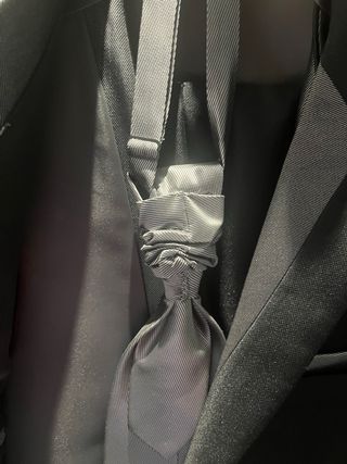 Incluye Chaqueta, Chaleco, Corbata y Pantalón