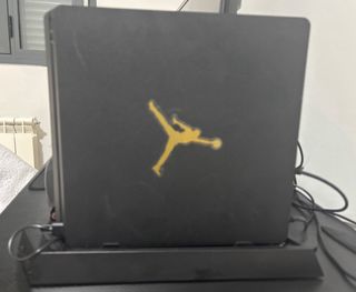 PS4 Slim 1TB Negra + Base Carga+ 1 Mando original