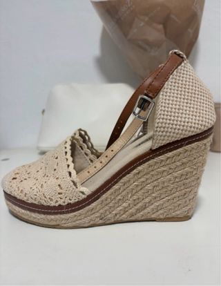 Zapatos de cuña Inside beige y marrón