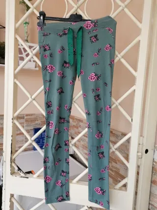 Pantaloni tuta con fiori rosa