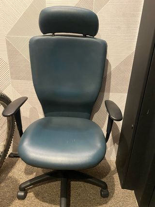 Silla de oficina ergonómica azul