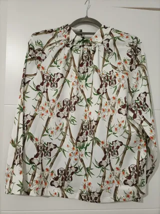 Blusa estampada perro y flores