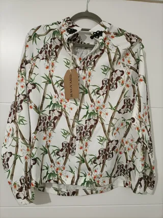 Blusa estampada perro y flores