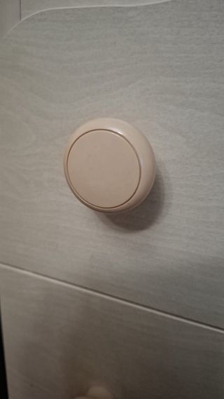 Cómoda y cuna de bebé con ositos.