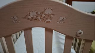 Cómoda y cuna de bebé con ositos.