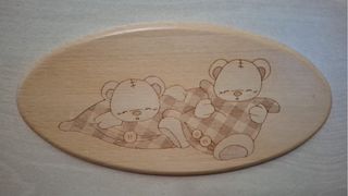 Cómoda y cuna de bebé con ositos.