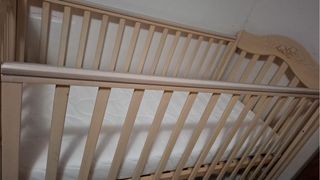 Cómoda y cuna de bebé con ositos.