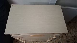 Cómoda y cuna de bebé con ositos.