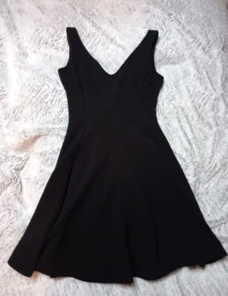 Vestido negro escote pico