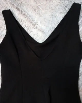Vestido negro escote pico