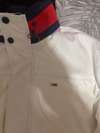 Abrigo Tommy Hilfiger Blanco y Rojo
