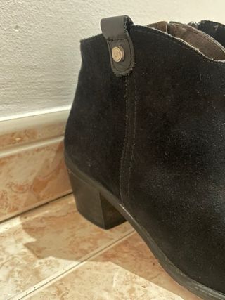 Botines de ante negro para mujer