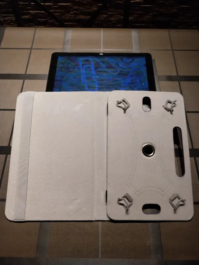 Tablet Woxter QX 103 con funda y caja