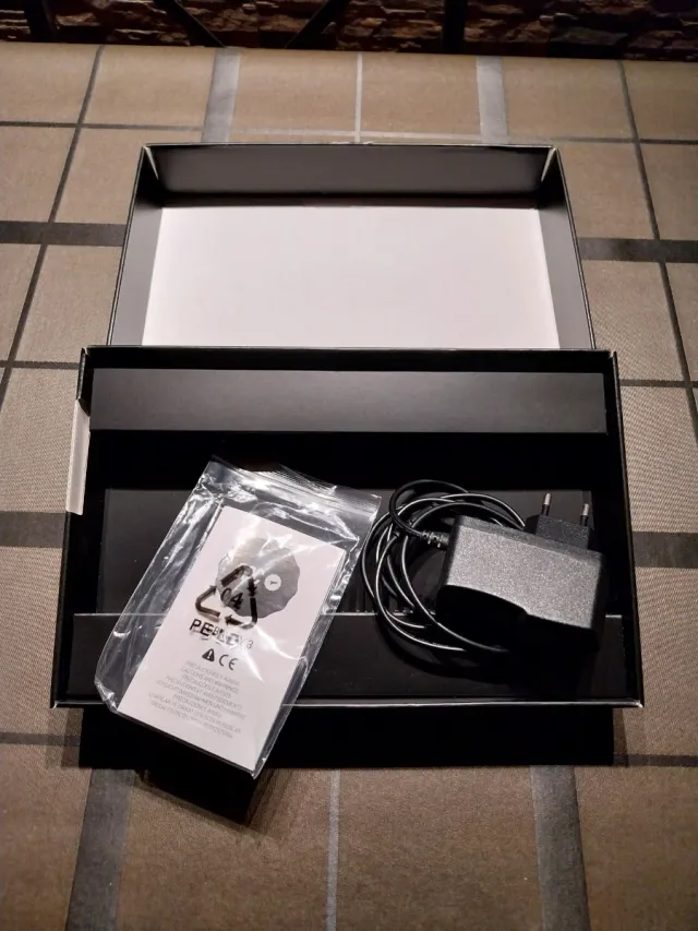 Tablet Woxter QX 103 con funda y caja