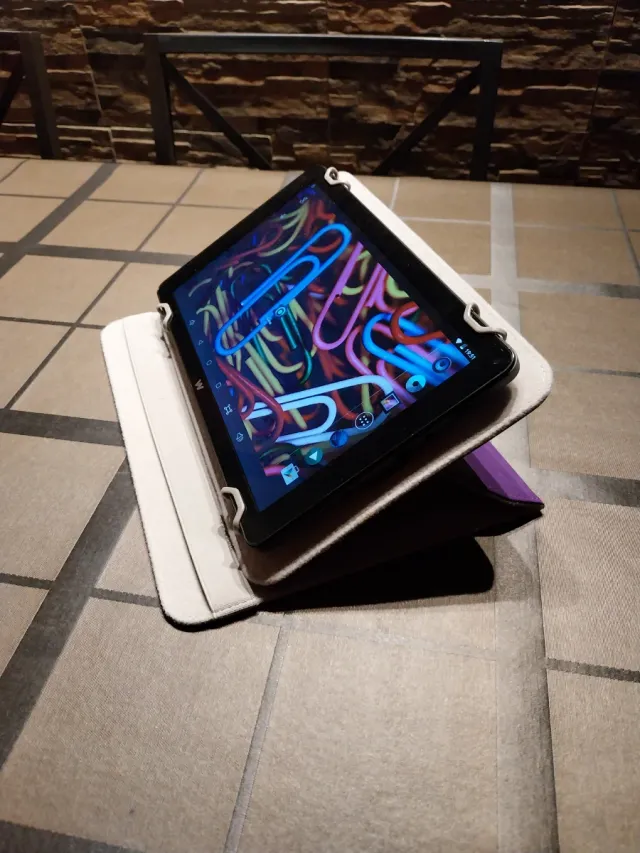 Tablet Woxter QX 103 con funda y caja