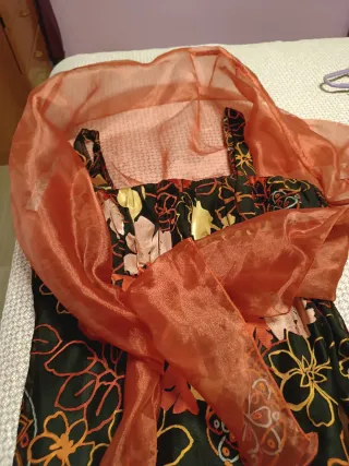 Vestido de fiesta negro con estampado floral