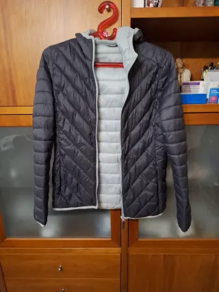 Cortavientos con capucha e impermeable