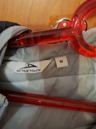 Cortavientos con capucha e impermeable