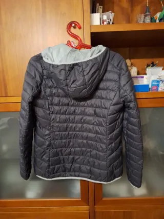 Cortavientos con capucha e impermeable