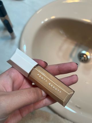 Corrector Fenty Beauty Tono 235