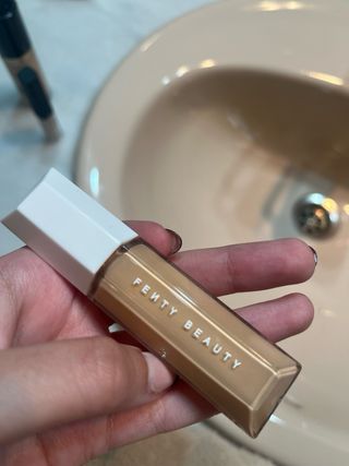 Corrector Fenty Beauty Tono 235