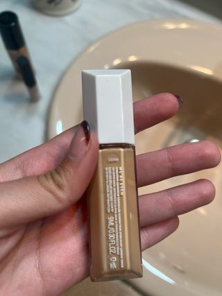 Corrector Fenty Beauty Tono 235
