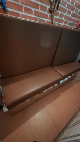 Sofá con baúl de madera para  almacenaje