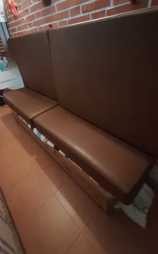 Sofá con baúl de madera para  almacenaje