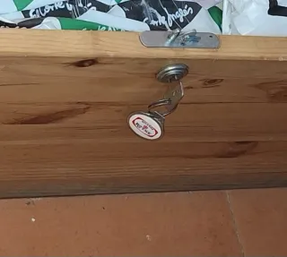 Sofá con baúl de madera.Disponible mediados de Feb