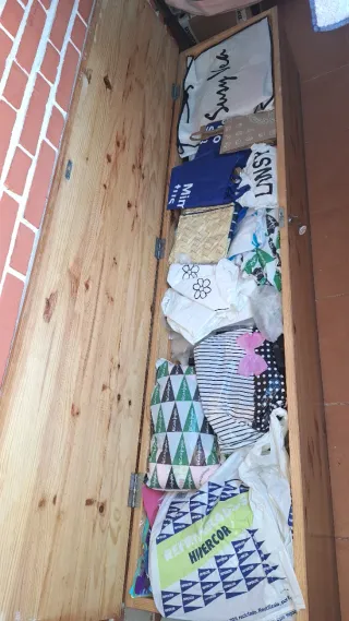 Sofá con baúl de madera.Disponible mediados de Feb