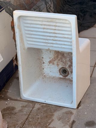 Pila de lavar blanca