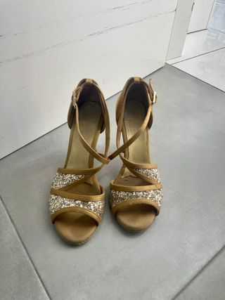 Zapatos de baile dorados