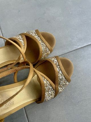 Zapatos de baile dorados