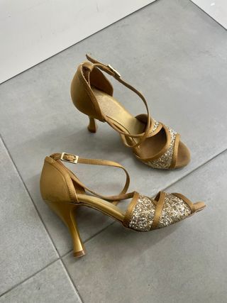 Zapatos de baile dorados
