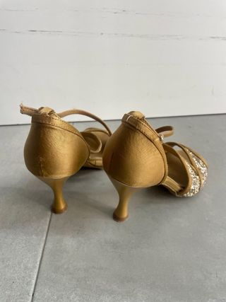 Zapatos de baile dorados
