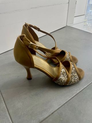 Zapatos de baile dorados