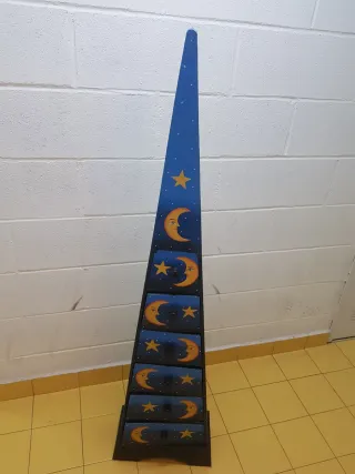 Armario de fantasía con lunas y estrellas