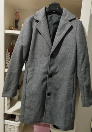 Due cappotti in tessuto grigio e nero da uomo