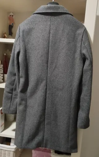 Due cappotti in tessuto grigio e nero da uomo