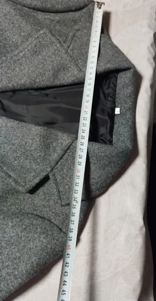 Due cappotti in tessuto grigio e nero da uomo