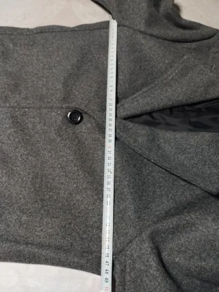 Due cappotti in tessuto grigio e nero da uomo
