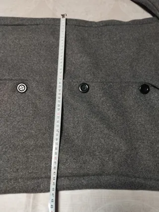 Due cappotti in tessuto grigio e nero da uomo