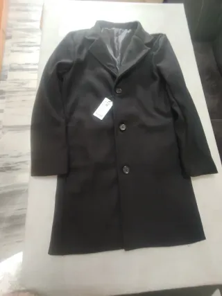 Due cappotti in tessuto grigio e nero da uomo